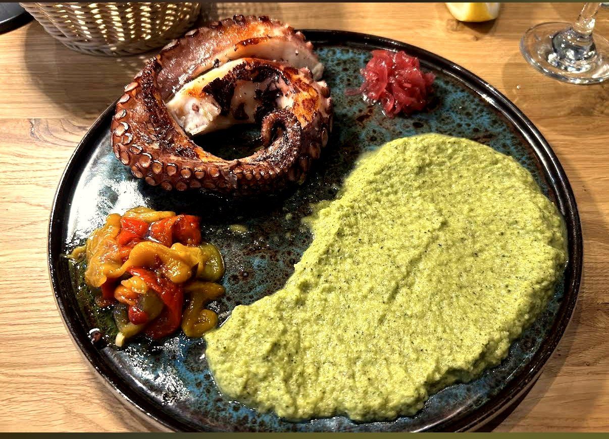 Tentacule de poulpe grillée à la plancha, Villa Eva