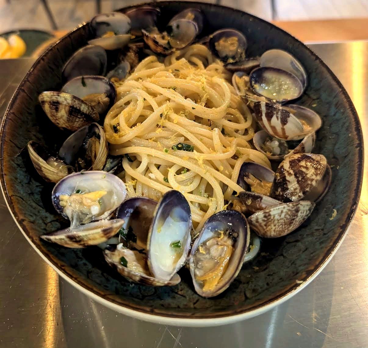 Spaghetti aux palourdes, poutargue et zestes de citron