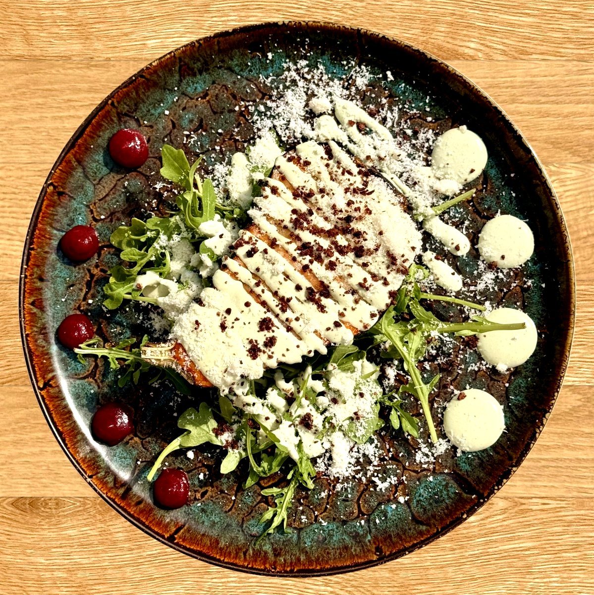Aubergine alla Parmigiana, sauce parmesane sur lit de roquette