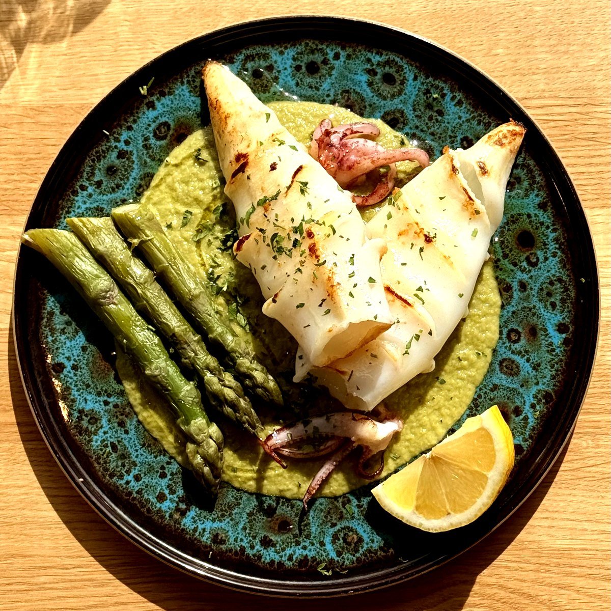 Encornets grillés à la plancha, asperges et crème d'asperges