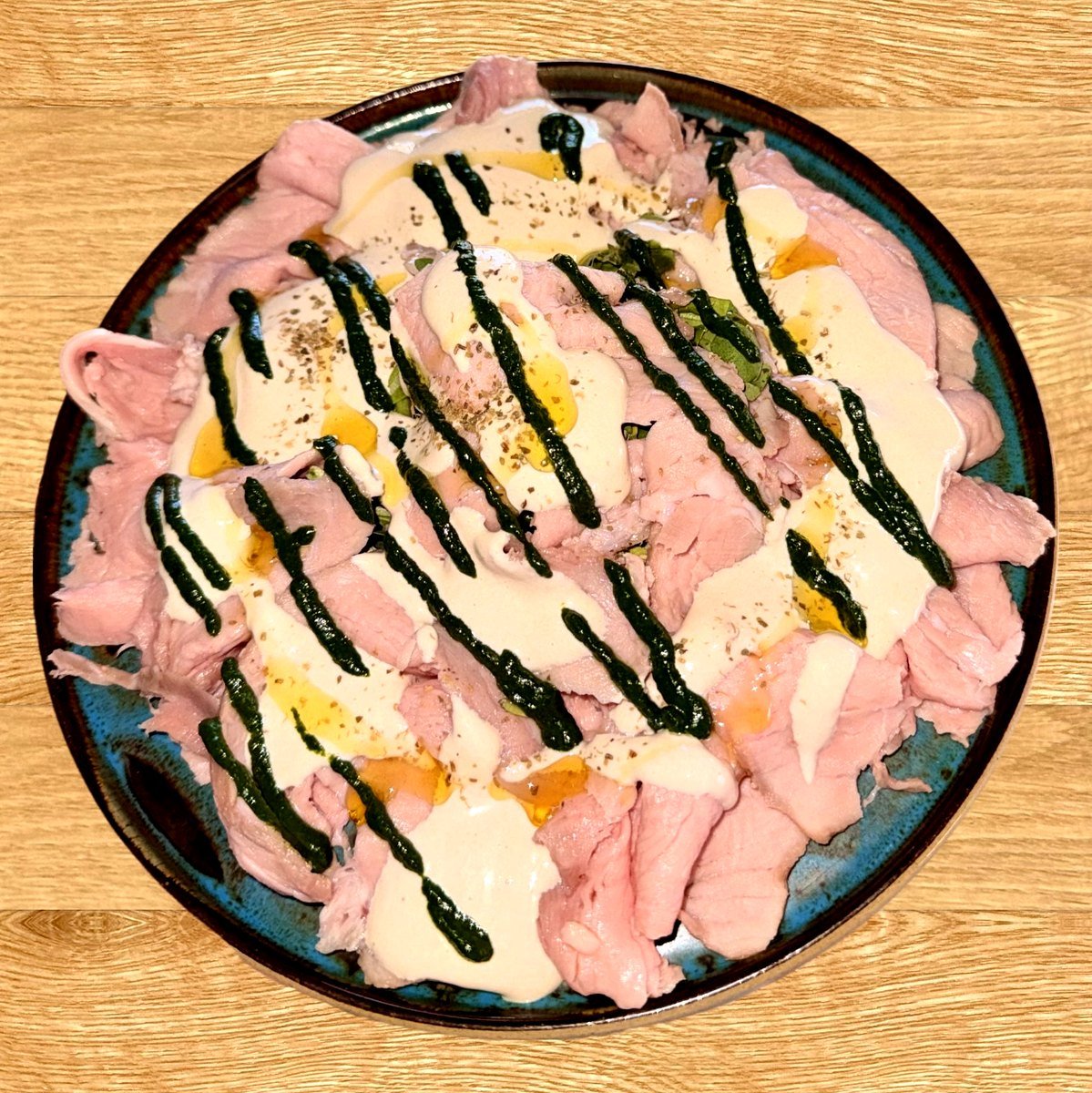 Vitello tonnato moderne, sauce au thon et pommade d'épinards