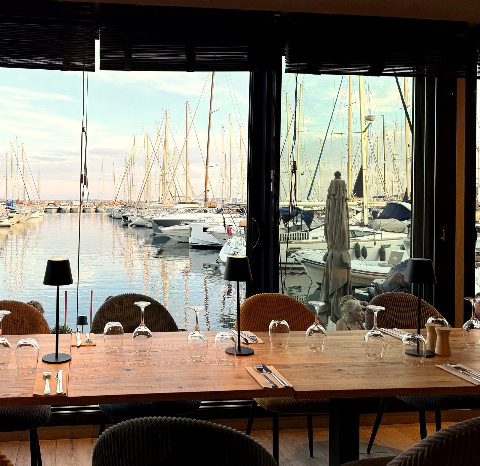 Salle de Villa Eva au coucher du soleil, vue sur le port