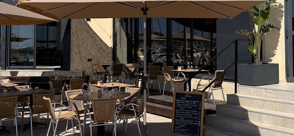 Terrasse de Villa Eva en journée, face au port